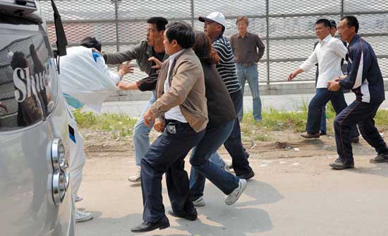 组图:上海车展门口的斗殴