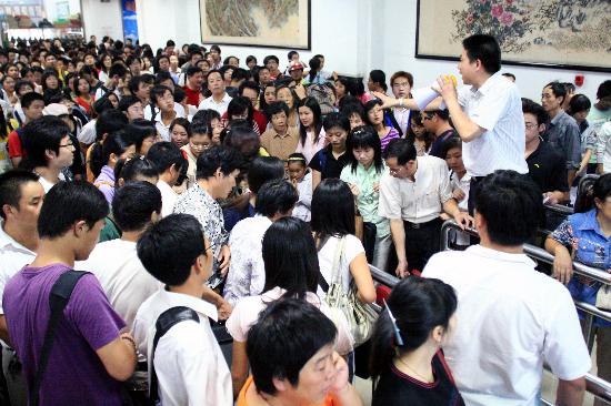 图文:黄金周结束 江苏宜兴迎客运高峰