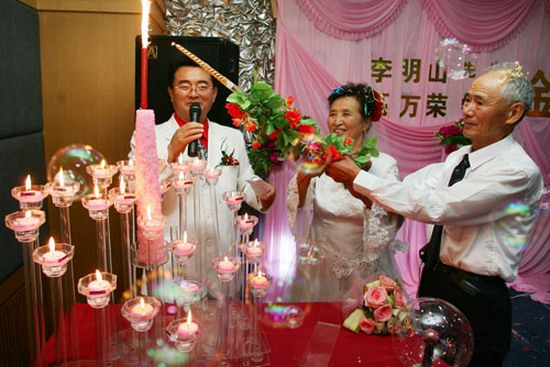 图文金婚老人重走红地毯