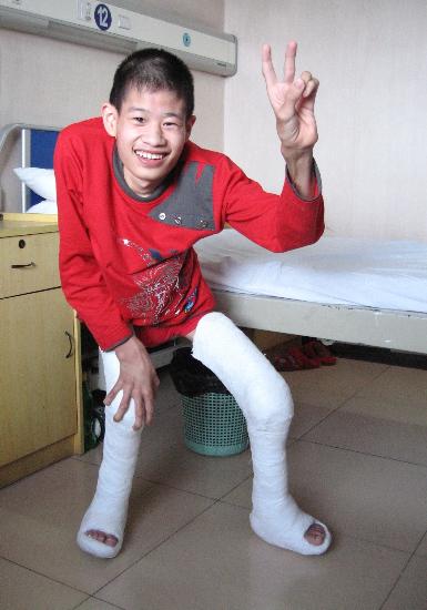 图文:[社会](2)爬行18年的宋晓龙圆了行走梦