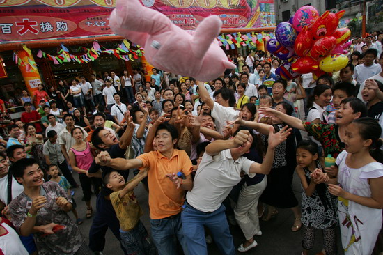 组图:商场搞活动+空中洒礼物