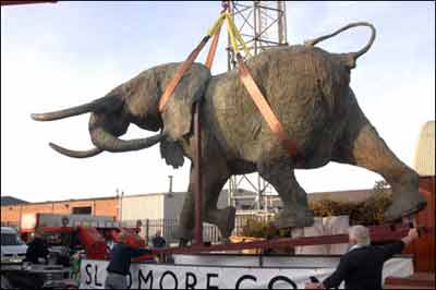 这头庞然大物只是雕刻家的作品