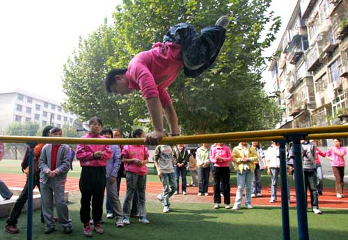 图文:体育课上展示双杠技能