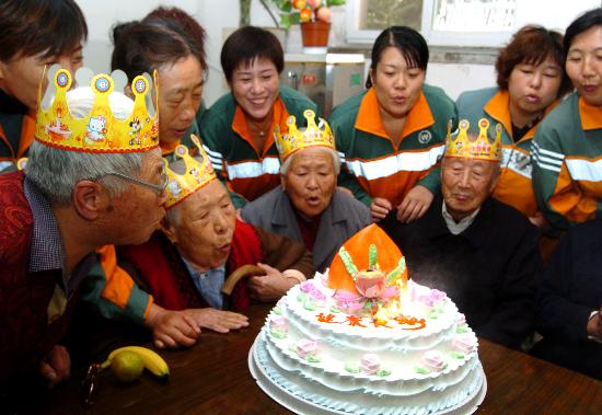 图文:(2)为养老院老人过生日