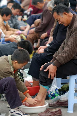 图文:小学生志愿者为老人洗脚