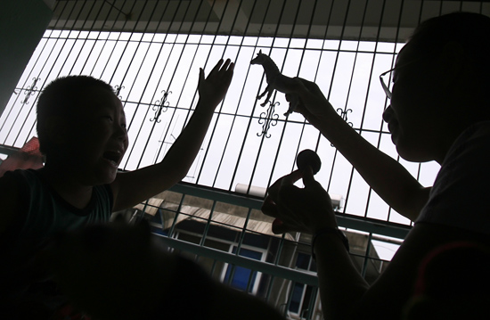 图文:老师对孤独症孩子进行语言干预训练