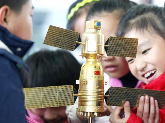 图文:迎秋里实验学校的学生观看神舟飞船模型