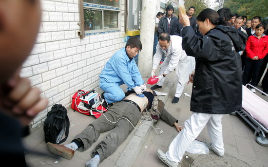 图文:男子突然晕倒在地被急救