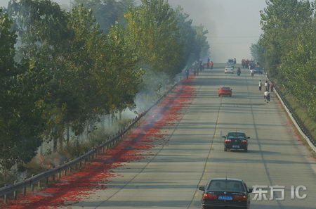 湖南点燃世界最长20.08千米鞭炮(组图)