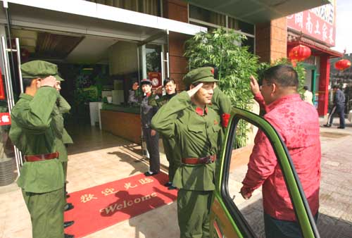 西安特色饭店刮起江湖风红色风(组图)