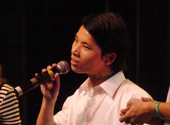 图文:歌迷模仿游鸿明声音
