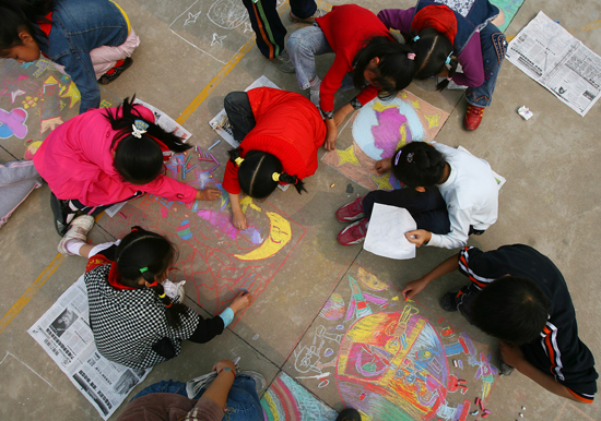 图文:武汉小学生画画祝嫦娥奔月