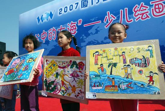 图文:厦门举行我心中的大海少儿绘画比赛(2)