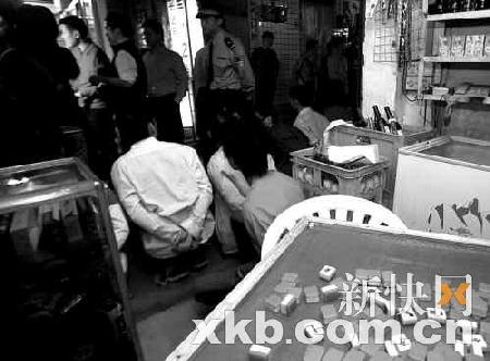 男女在发廊交欢被民警抓现行(组图)