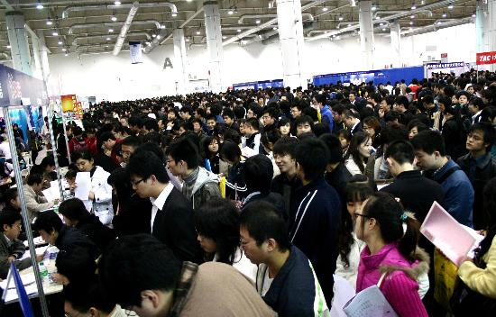 图文:大连举行大型人才招聘会(3)