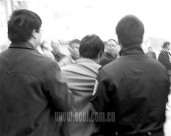 男子张贴海报携带扩音器跳楼(组图)