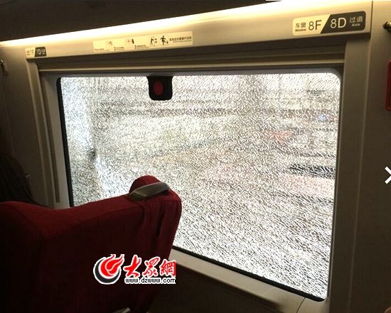 外层车窗被击碎未影响车辆正常运行(图片来源:大众网)