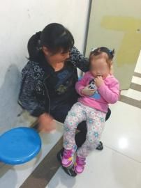 生母遗弃女儿后又将其接回.图