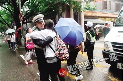 女生向民警求拥抱