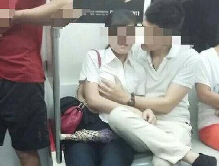 男子将手放在女子胸部