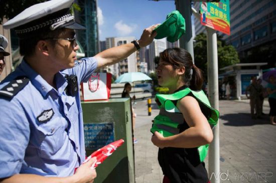 深圳交警给闯红灯行人戴绿色帽子
