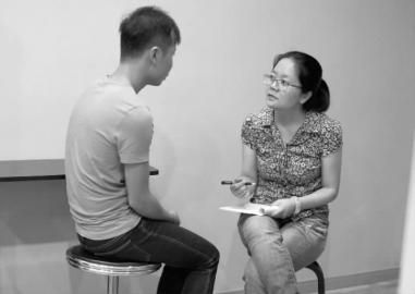 本报情感倾诉栏目心理专家安欣(右)与小李对话 新文化记者 白石 摄