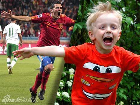 小球迷模仿世界杯经典庆祝动作