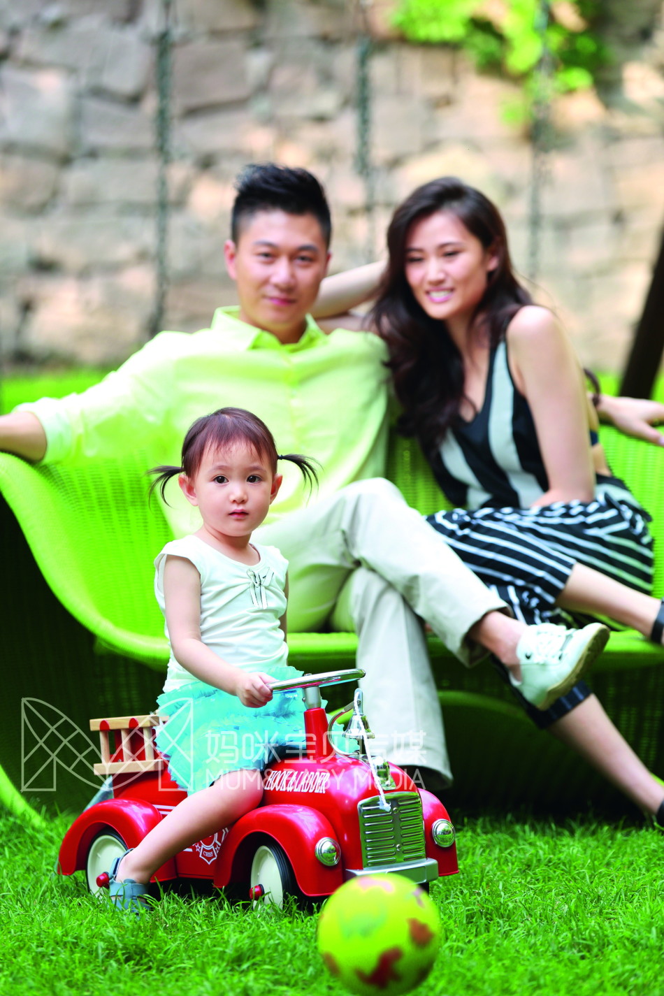 拍照活泼可爱 846_143796_111485.jpg