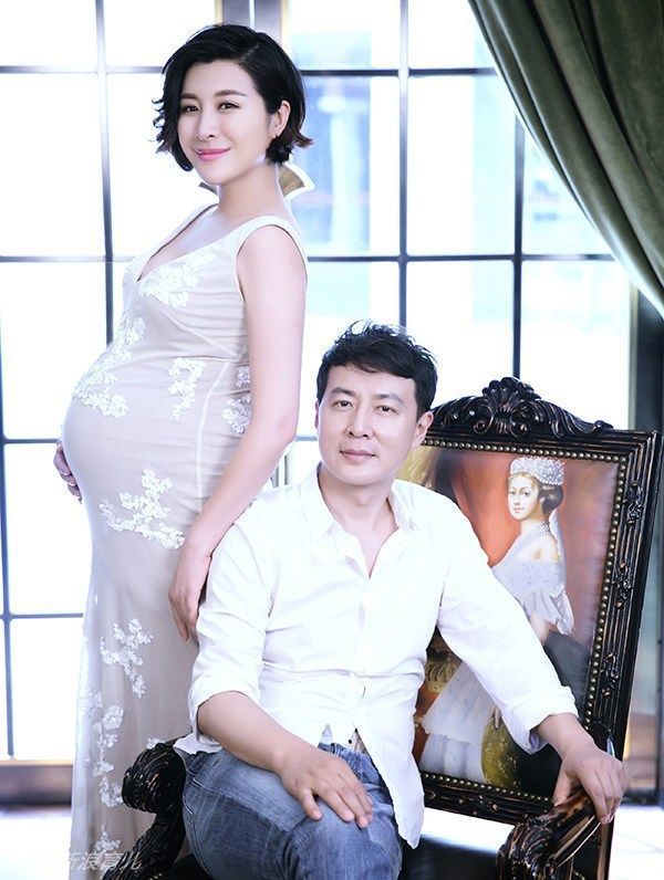 王雅捷曝孕照晋升美妈 与老公秀恩爱(组图)