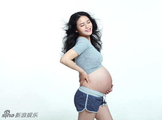 黄英复古大肚写真秀甜蜜