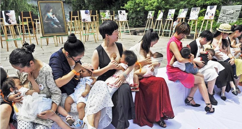 福州辣妈街头哺乳快闪_高清图集_新浪网