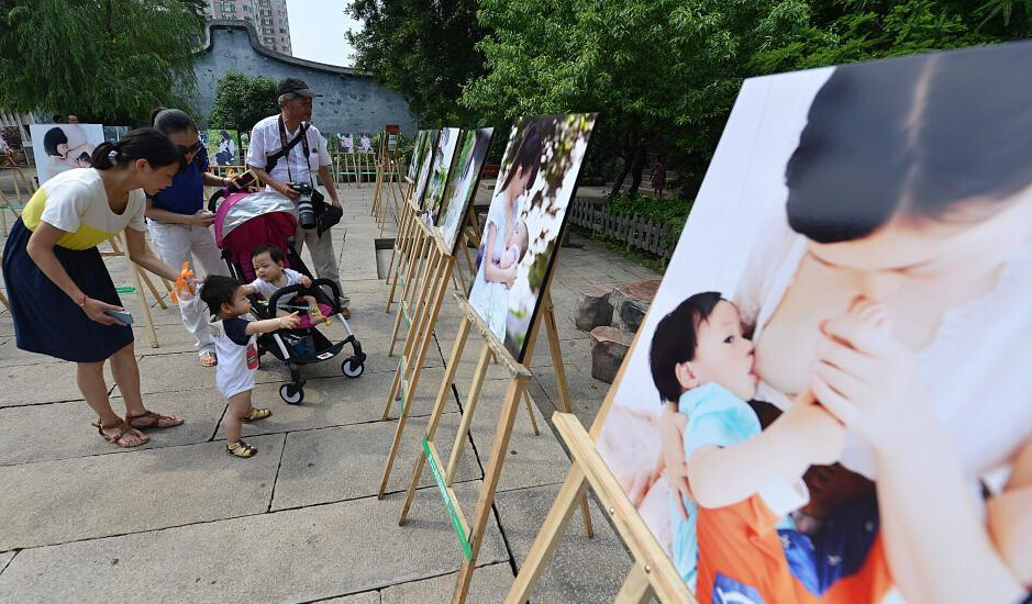 福州辣妈街头哺乳快闪_高清图集_新浪网