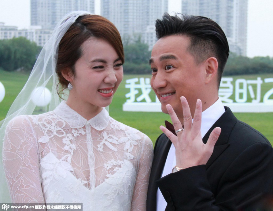 9月28日,黄磊,孙莉"相爱20周年"婚宴即将开始前进行彩排,二人穿着婚纱