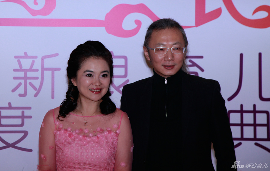 主持人周洲与新浪商业内容中心总监王屹