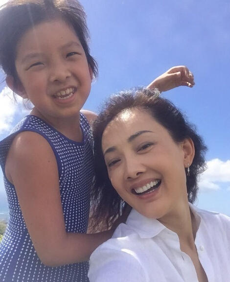 牛莉还抱着女儿合影,小姑娘开心甜笑.