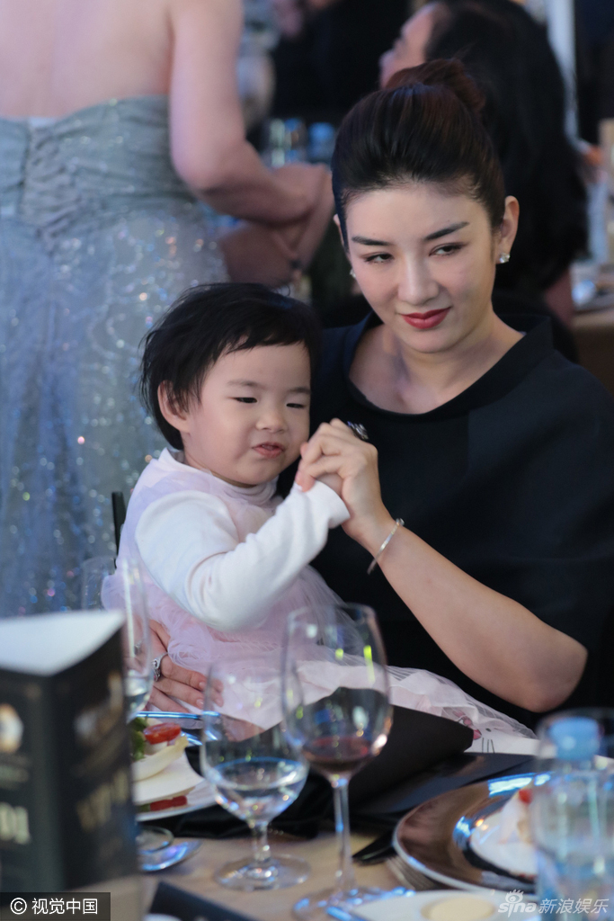 黄奕女儿淘气竖中指