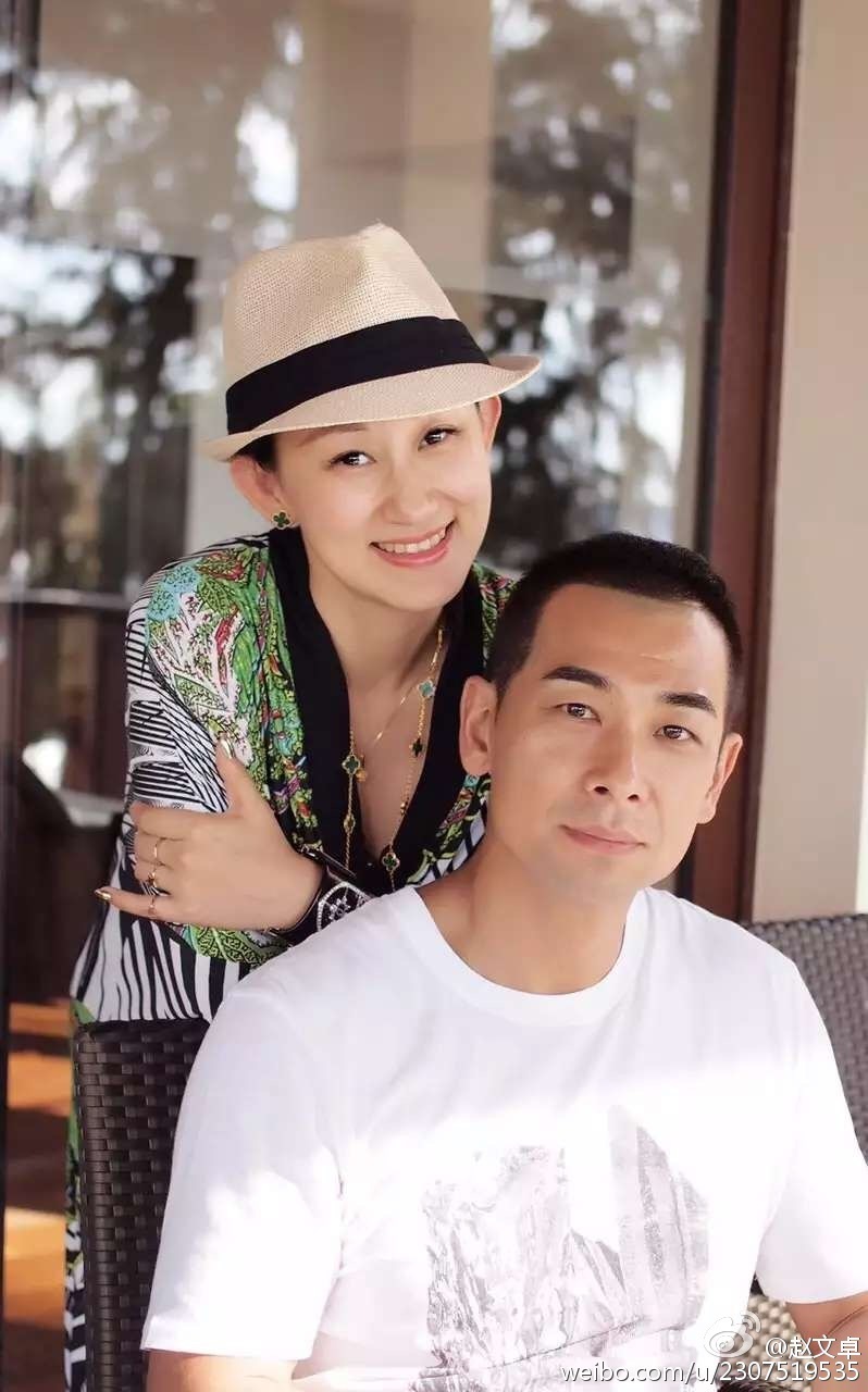恩爱照庆祝结婚十周年,妻子张丹露身怀第三胎并在肚皮上画了卡通笑脸