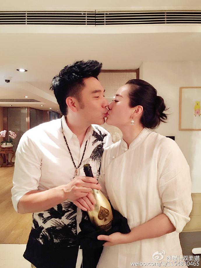 林依轮妻子晒全家福
