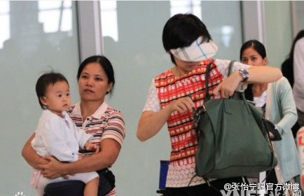 乒坛一姐张怡宁女儿曝光 冷漠脸走红(组图)