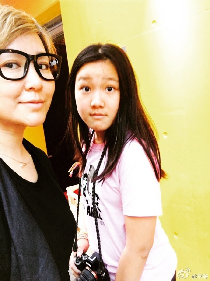 感慨女儿成长太快:"一晃 她都这么大了 你一定要幸福哦 妈妈只要你