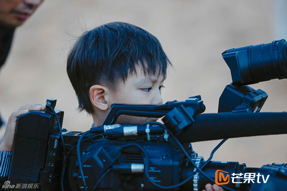 小亮仔摆弄机器有模有样