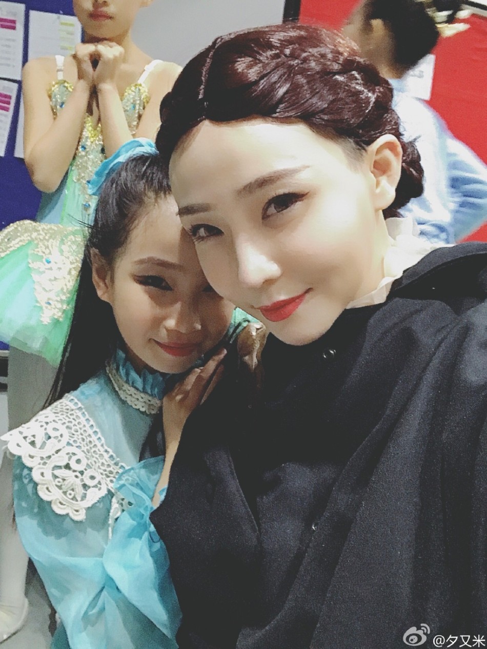 高晓松妻女晒同台演出照 夕又米性感娇艳抢镜(图)