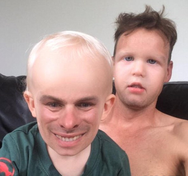 今年圣诞,歪果仁网友集体玩起了换脸游戏(组图)