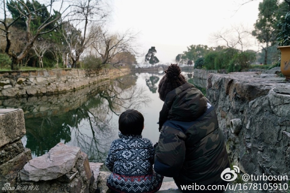 孙俪在微博晒一家四口照片