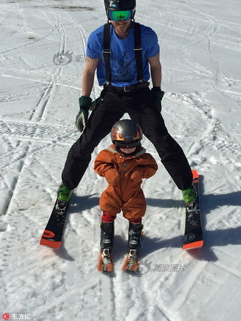 加拿大1岁男孩掌握滑雪技能