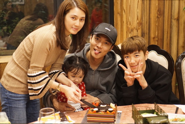 张丹峰洪欣一家为女儿庆生