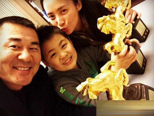 陈建斌蒋勤勤全家出游-亲子-北方网