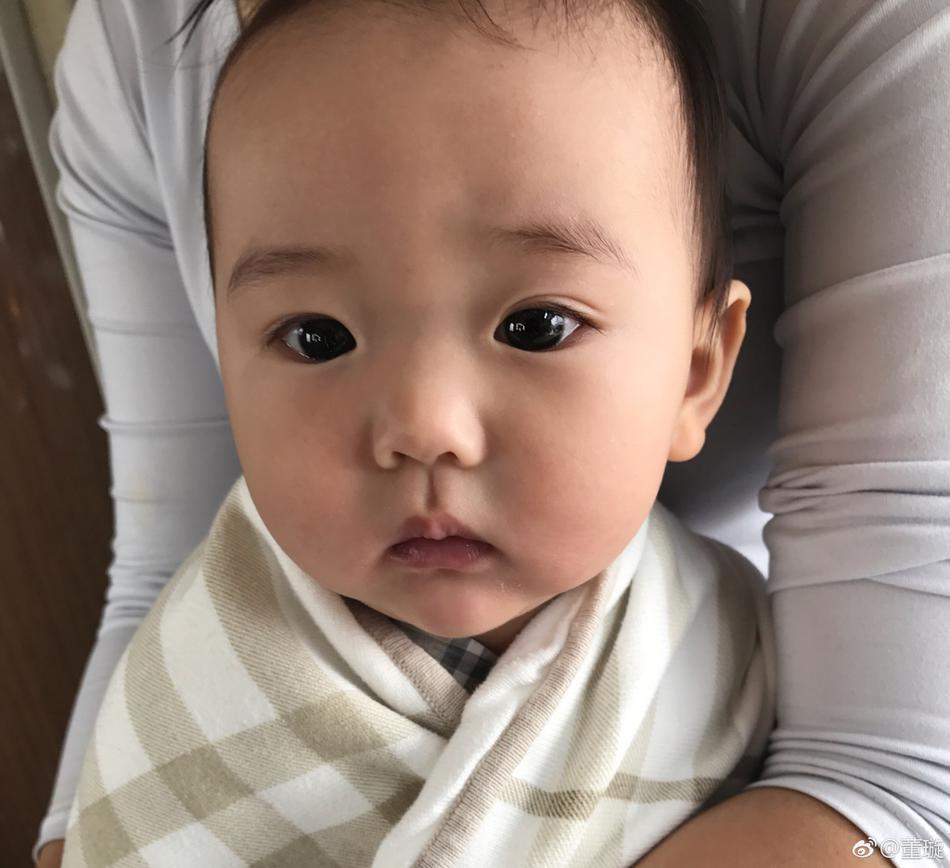 董璇爱女大眼睛双眼皮超可爱