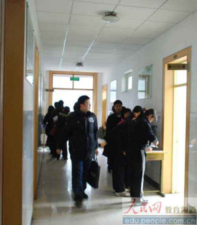 某市有人口100万人_记者直击 2010年国家公务员考试现场