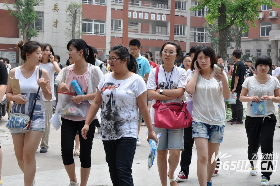 组图:合肥高考生轻松走出考场